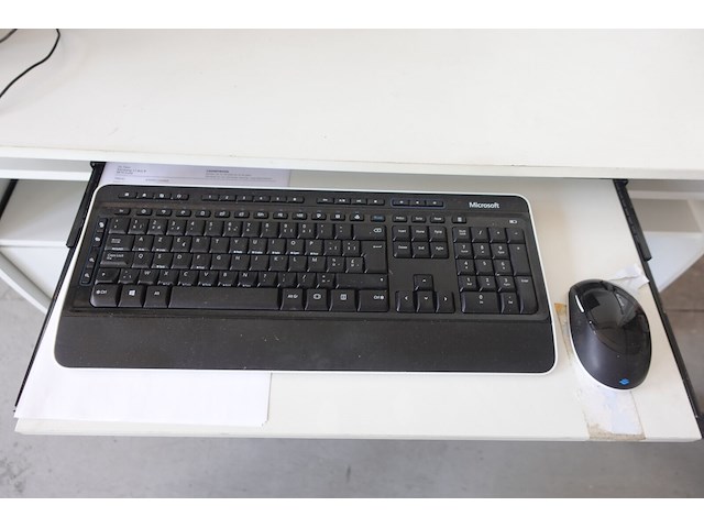 Bureau & computer - afbeelding 6 van  9