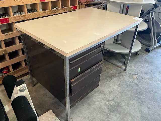 Bureau en carrousel - afbeelding 9 van  9
