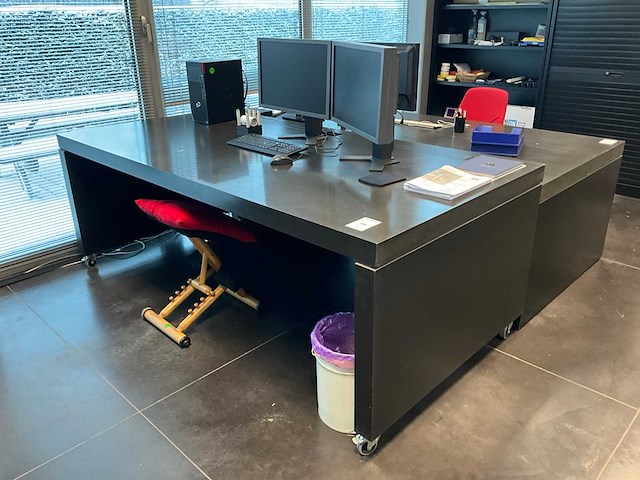 Bureau (inkom) - afbeelding 1 van  4