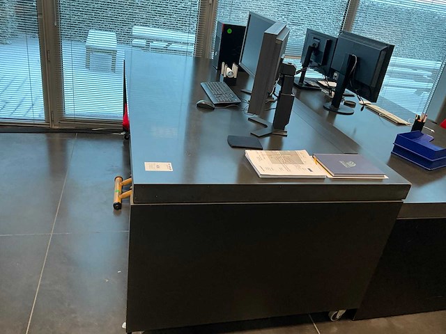 Bureau (inkom) - afbeelding 2 van  4