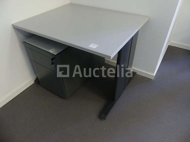 Bureau, kasten en diverse accessoires - afbeelding 19 van  25