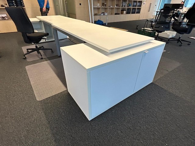 Bureau l-vorm met kastje onderaan - afbeelding 1 van  1