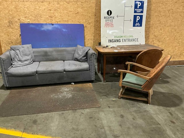 Bureau met 2 diverse stoelen - afbeelding 1 van  4