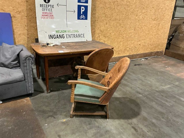 Bureau met 2 diverse stoelen - afbeelding 2 van  4