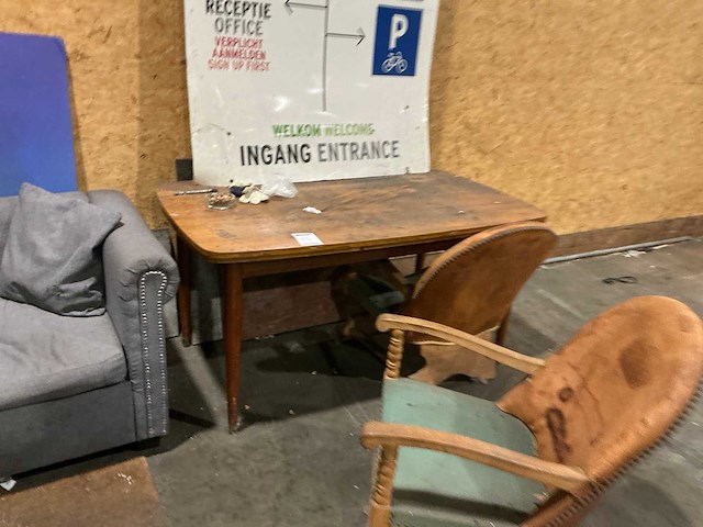 Bureau met 2 diverse stoelen - afbeelding 3 van  4