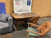 Bureau met 2 diverse stoelen - afbeelding 3 van  4