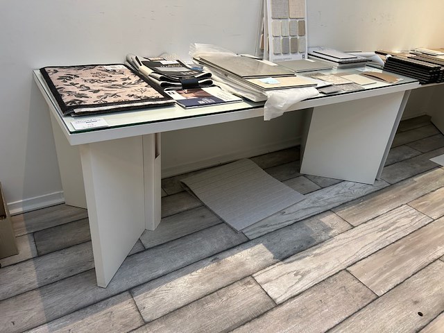 Bureau met glazen blad - afbeelding 1 van  4