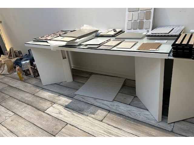 Bureau met glazen blad - afbeelding 4 van  4