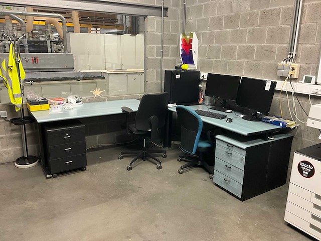 Bureau met pc schermen - afbeelding 1 van  4