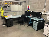 Bureau met pc schermen - afbeelding 1 van  4