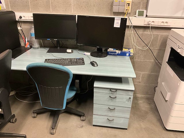 Bureau met pc schermen - afbeelding 2 van  4