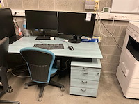 Bureau met pc schermen - afbeelding 2 van  4