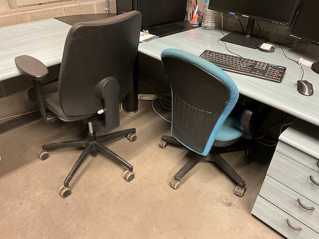 Bureau met pc schermen - afbeelding 3 van  4