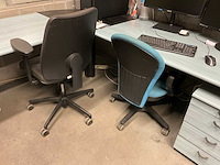 Bureau met pc schermen - afbeelding 3 van  4