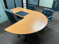 Bureau met stoelen - afbeelding 2 van  2
