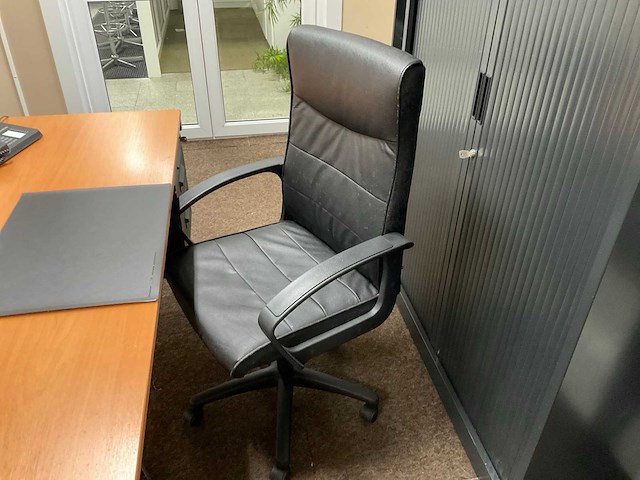 Bureau met stoelen - afbeelding 1 van  1