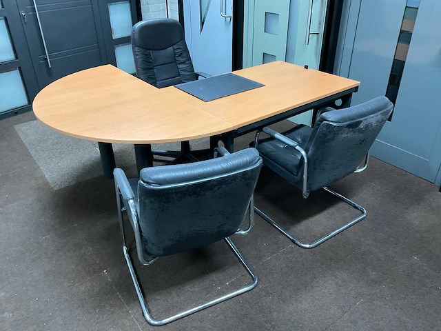 Bureau met stoelen - afbeelding 1 van  2