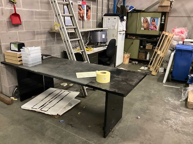 Bureau met toebehoren - afbeelding 1 van  4