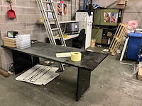 Bureau met toebehoren - afbeelding 1 van  4