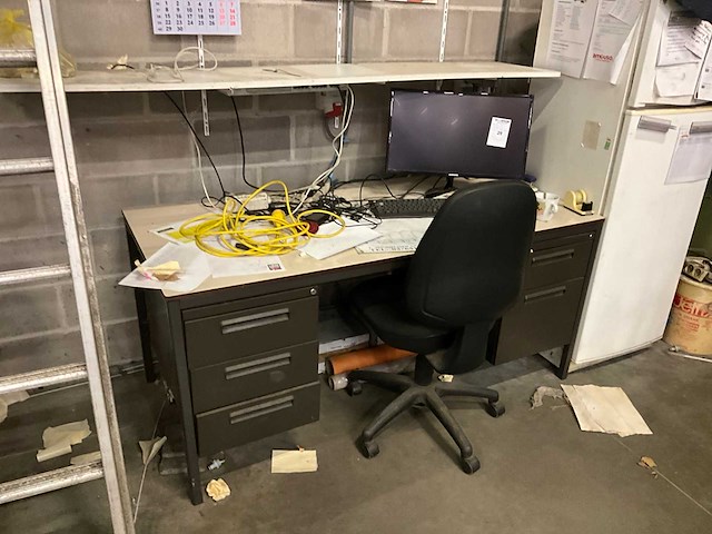 Bureau met toebehoren - afbeelding 2 van  4