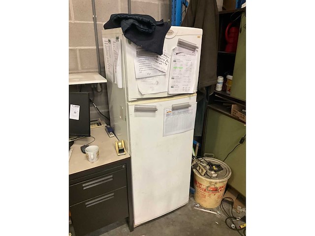 Bureau met toebehoren - afbeelding 3 van  4