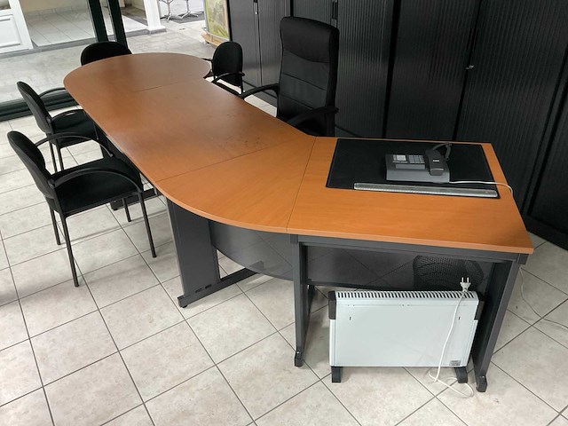 Bureau met vergaderstuk en stoelen - afbeelding 1 van  4