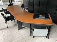 Bureau met vergaderstuk en stoelen - afbeelding 1 van  4