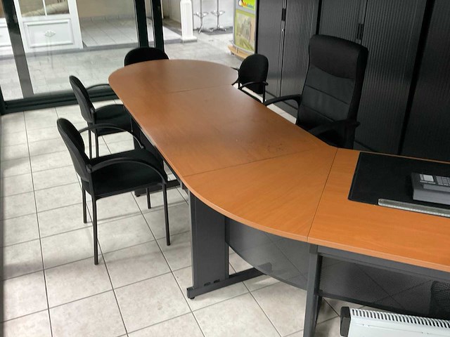 Bureau met vergaderstuk en stoelen - afbeelding 2 van  4