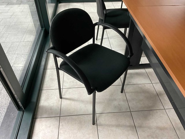 Bureau met vergaderstuk en stoelen - afbeelding 3 van  4