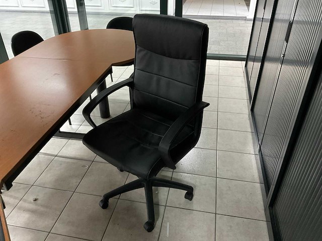 Bureau met vergaderstuk en stoelen - afbeelding 4 van  4