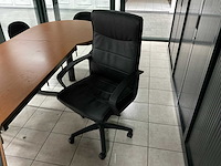 Bureau met vergaderstuk en stoelen - afbeelding 4 van  4