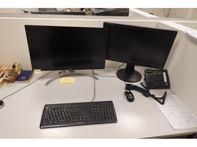 Bureau opstelling & computer - afbeelding 3 van  7