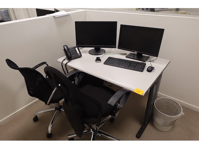 Bureau opstelling & computer - afbeelding 1 van  8