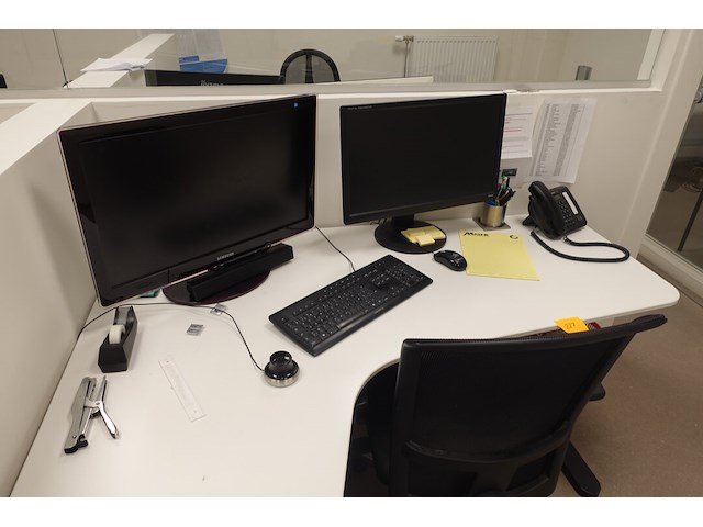 Bureau opstelling & computer - afbeelding 7 van  8