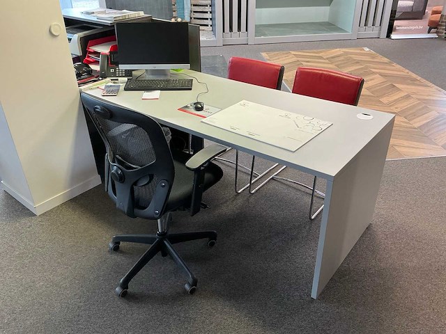 Bureau opstelling + infodesk - afbeelding 14 van  20