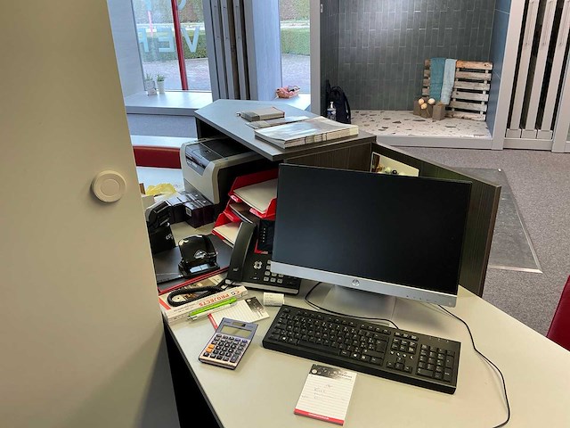 Bureau opstelling + infodesk - afbeelding 15 van  20