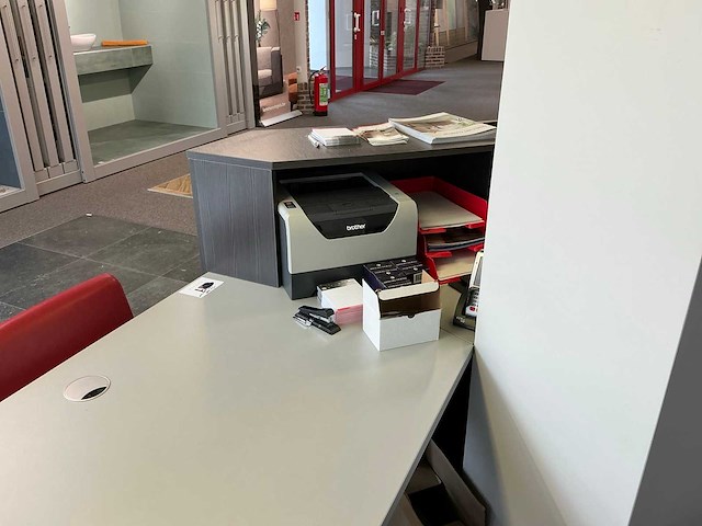 Bureau opstelling + infodesk - afbeelding 16 van  20