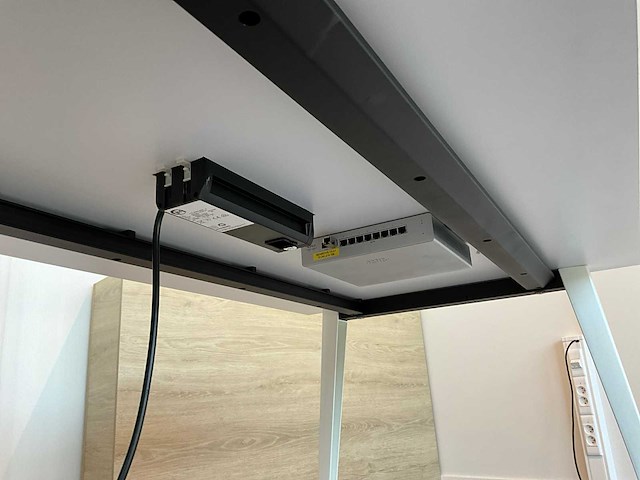 Bureau sedus met cisco meraki switch - afbeelding 10 van  11