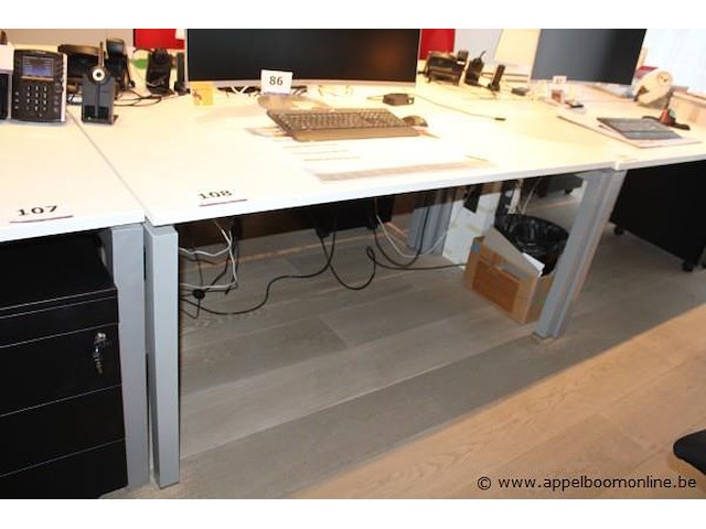 Bureau - afbeelding 1 van  1