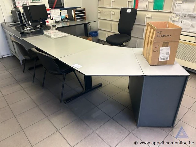 Bureau - afbeelding 1 van  1