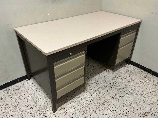 Bureau - afbeelding 1 van  1