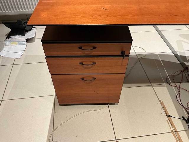 Bureau - afbeelding 2 van  2
