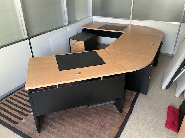 Bureau - afbeelding 1 van  7