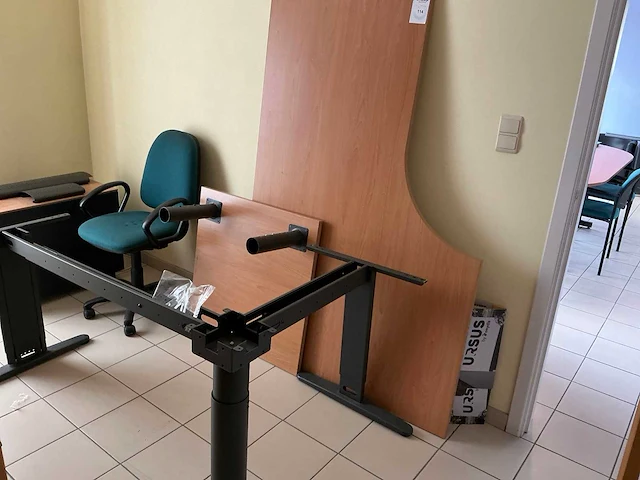 Bureau - afbeelding 1 van  7