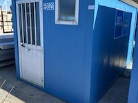 Bureaucontainer, ingericht met 2 tafels en stoel