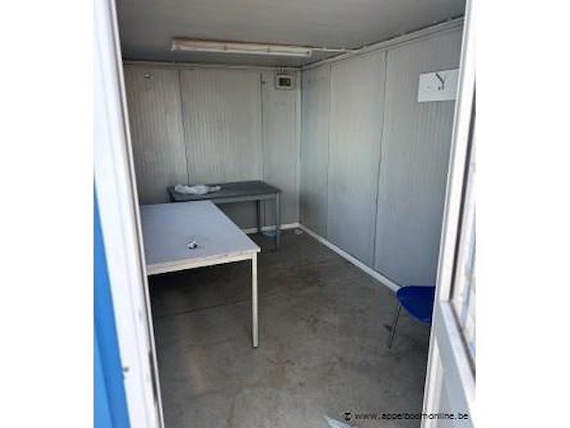 Bureaucontainer, ingericht met 2 tafels en stoel - afbeelding 3 van  4