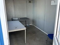 Bureaucontainer, ingericht met 2 tafels en stoel - afbeelding 3 van  4