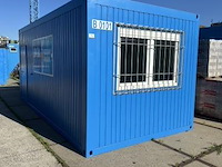 Bureaucontainer, ingericht met tafels, stoelen, whiteboard en primo koelkast - afbeelding 1 van  5