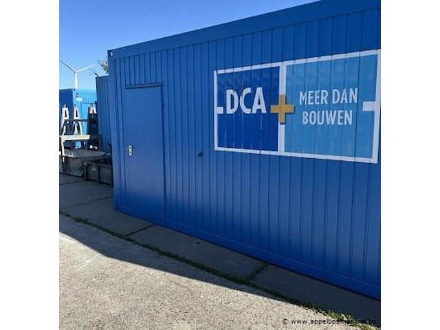 Bureaucontainer, ingericht met tafels, stoelen, whiteboard en primo koelkast - afbeelding 2 van  5