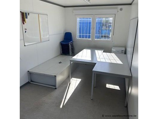 Bureaucontainer, ingericht met tafels, stoelen, whiteboard en primo koelkast - afbeelding 3 van  5